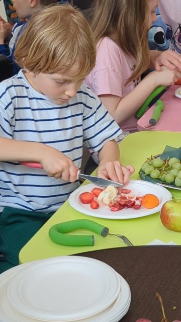 🍰Astăzi, de Ziua Copilului, ne amintim cu mare bucurie de weekendul trecut când am participat la un atelier foarte interesant și amuzant organizat de cei de la @joyplace_bucuresti.🎂

🍴Pe langa instalațiile spectaculoase pe care copiii le-au realizat din fructe și scobitori, workshop-ul a fost cadrul perfect unde să testăm noile tacâmuri flexibile ACT. 
Indiferent de vârstă sau de gradul de mobilitate, cei mici au reușit să folosească tacâmurile intr-un mod creativ și distractiv astfel încât salata de fructe sa fie mai ușor de preparat și de savurat. 🍽️

🎉La multi ani copii! 🎉

Tacâmuri le flexibile @actdesign.ro sunt disponibile in magazinul nostru online 👉 www.actdesign.ro/shop

#actdesign #tacamuriflexibile #tacamuripentrutoti #copiii #ziuacopilului #flexiblecutlery #fun #accesibilizare #incluziune